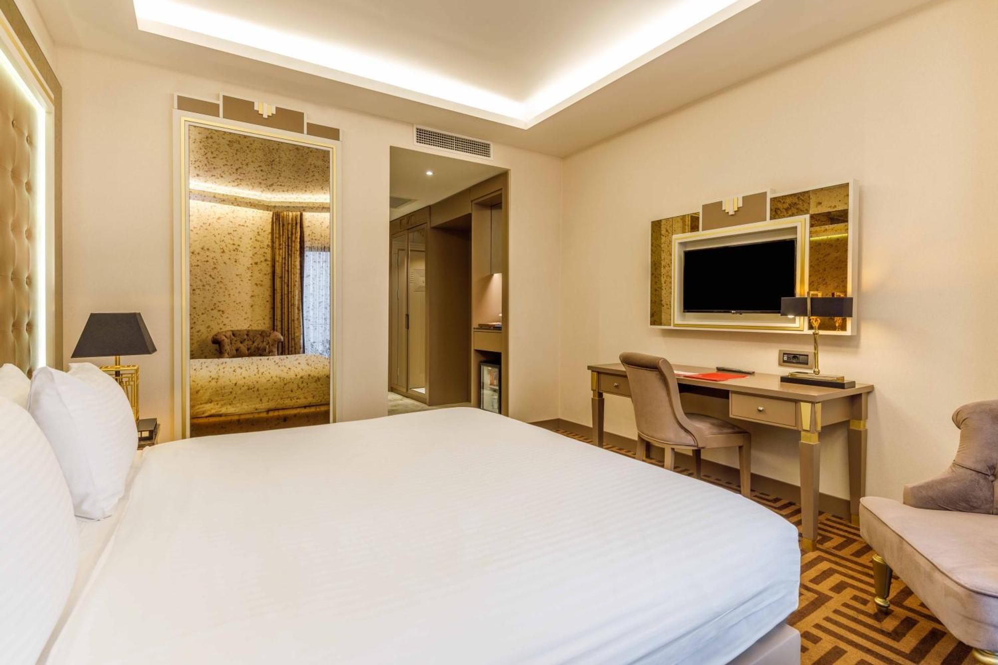 King Room with Roll-In Shower - Disability Access