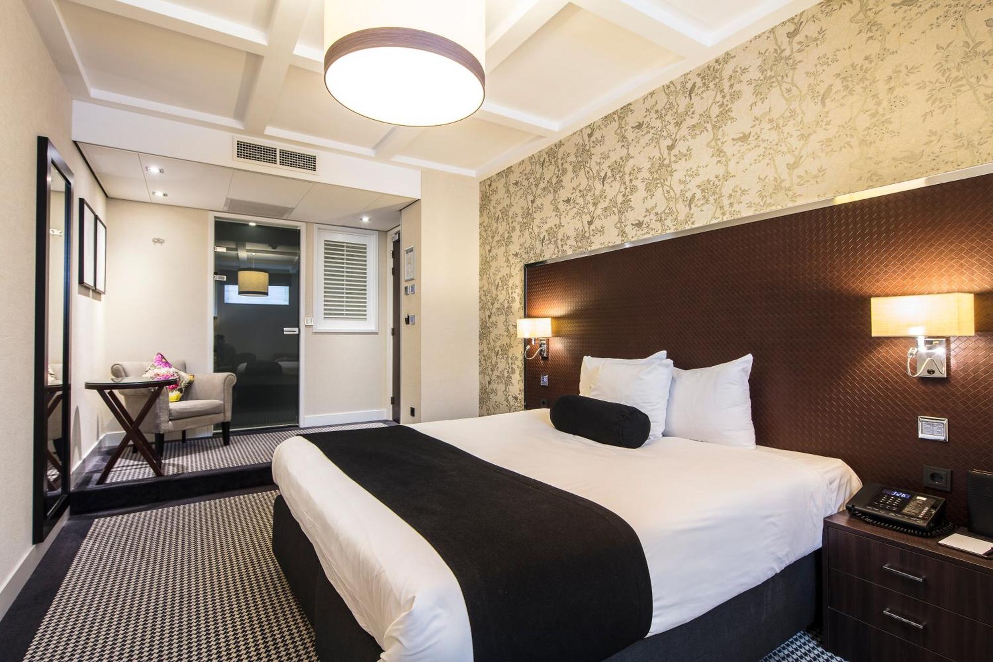 Souterrain Double Room (Below Street Level with Limited View)