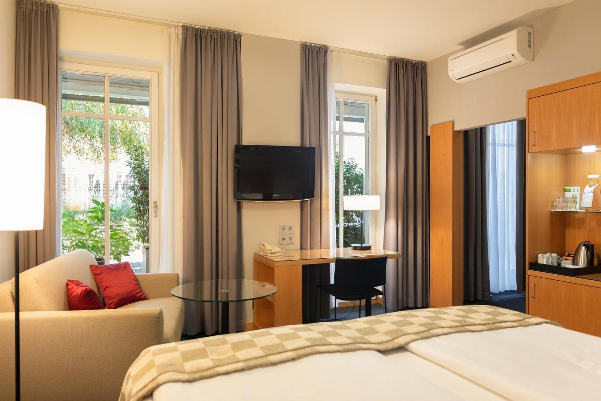 Standard King Room Gardenwing