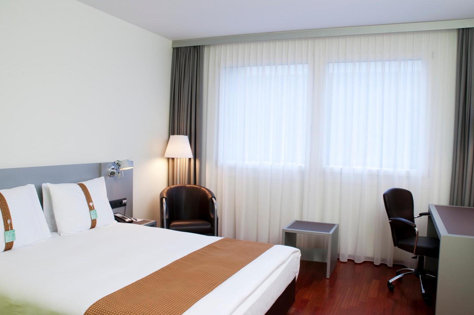 Standard King Room with Courtyard View