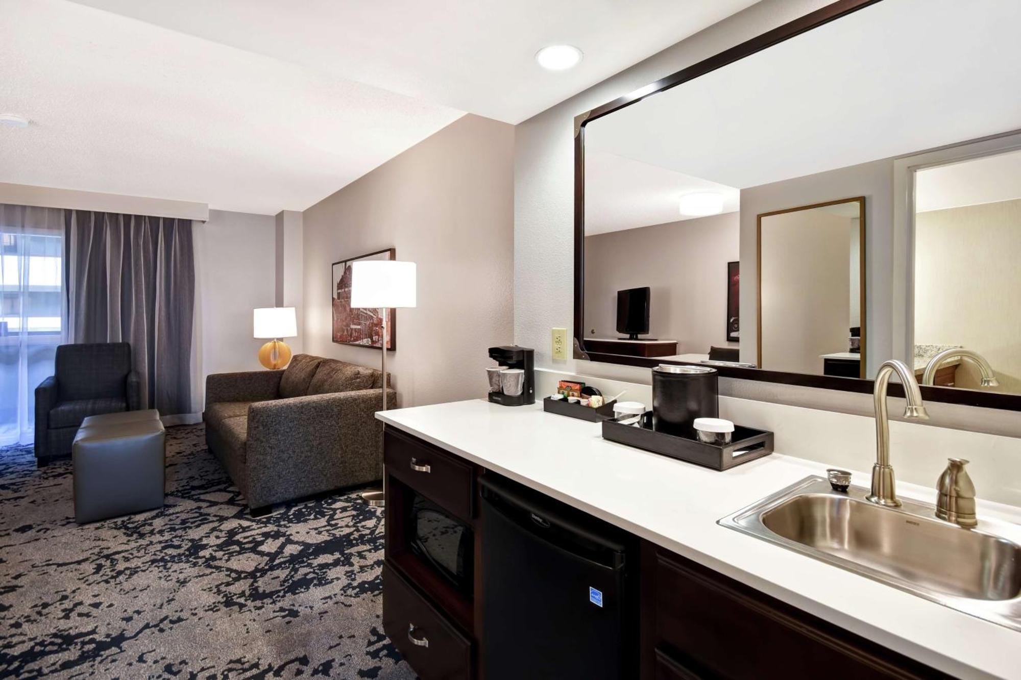 One-Bedroom King Suite with Roll-In Shower - Mobility Access/Non-Smoking