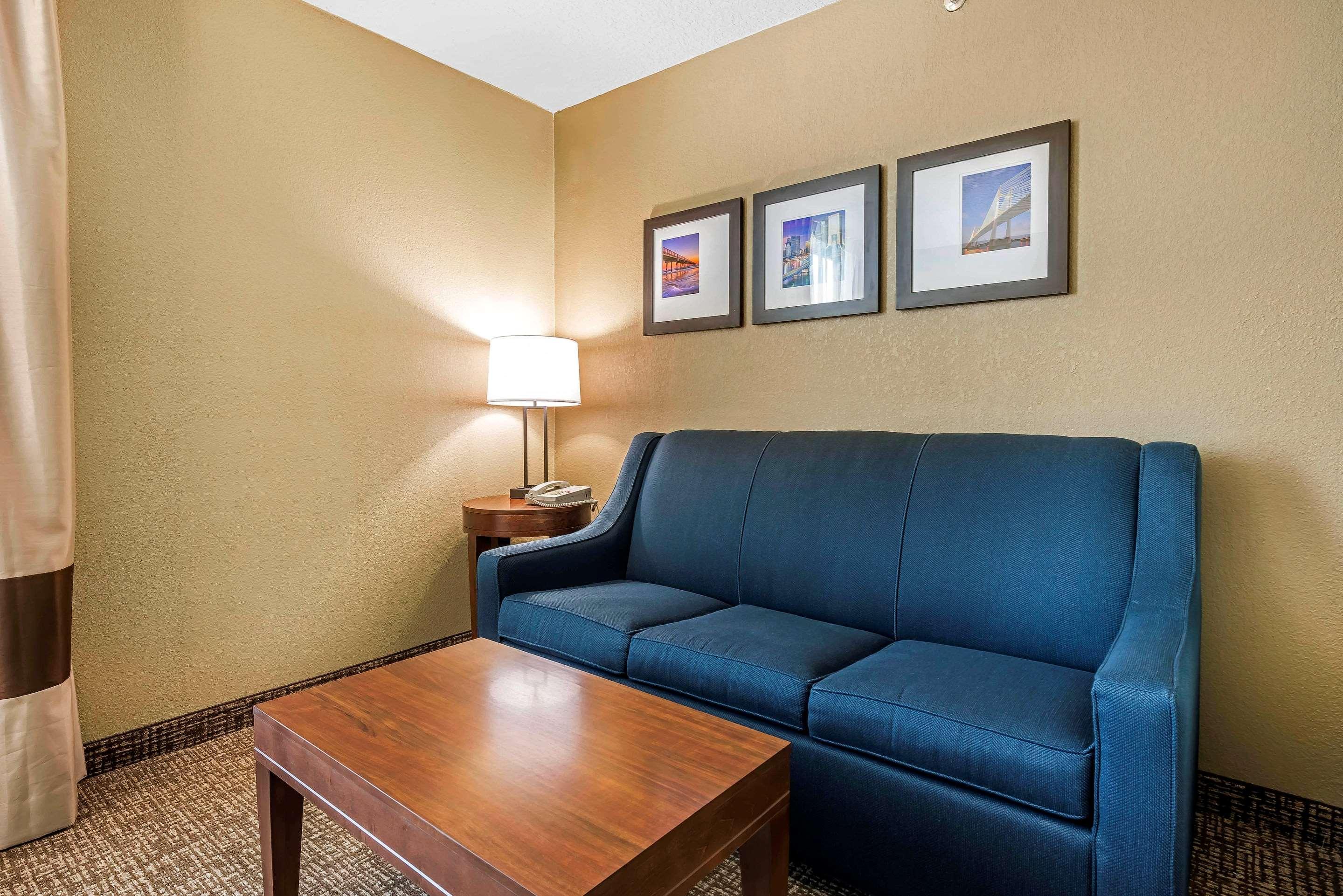 Corner King Suite - Non-Smoking