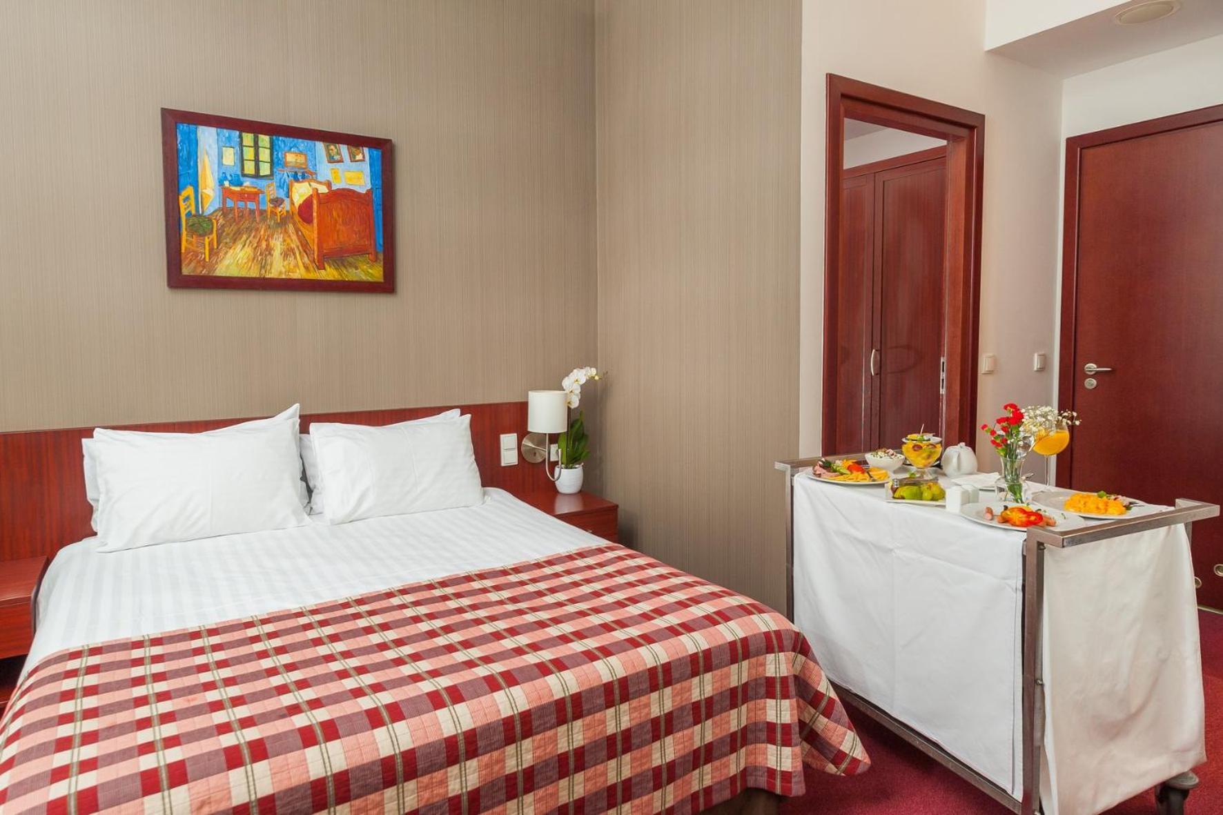 Standard Queen Room