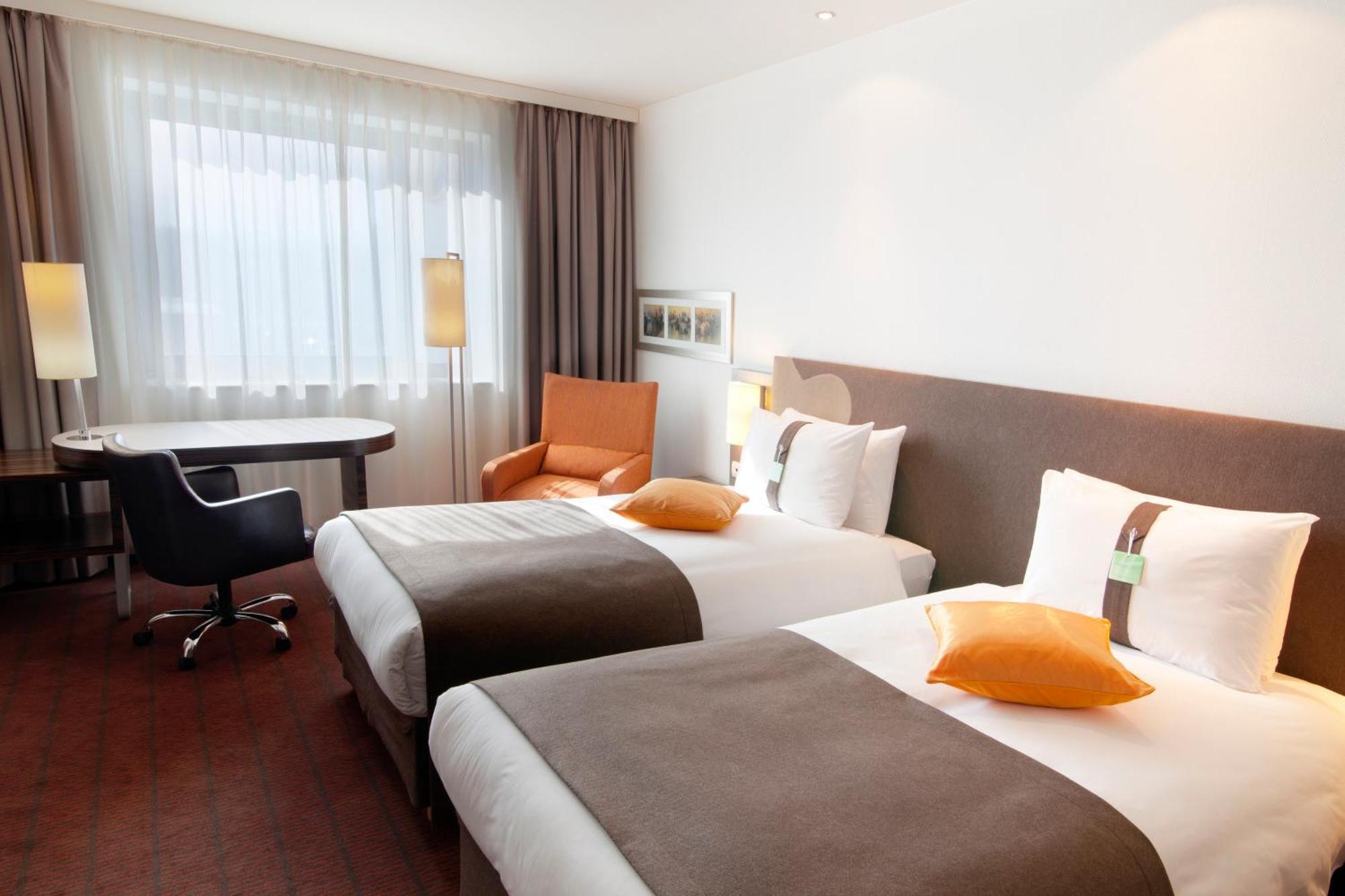 Standard Twin Room with Mountain View