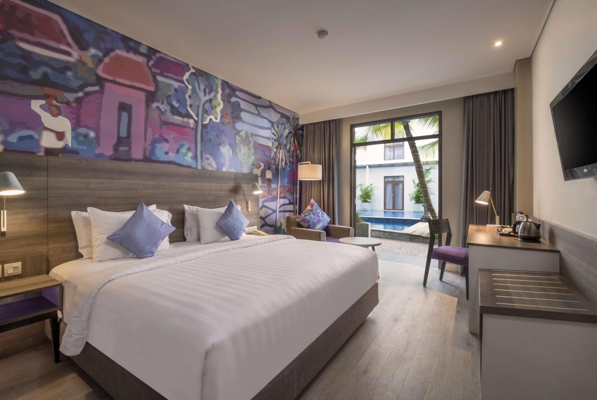 Deluxe King Room with Pool Access
