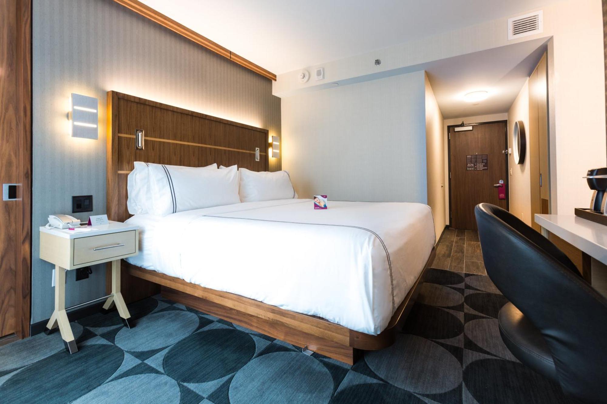 King Room - Hearing Accessible - Roll-in Shower