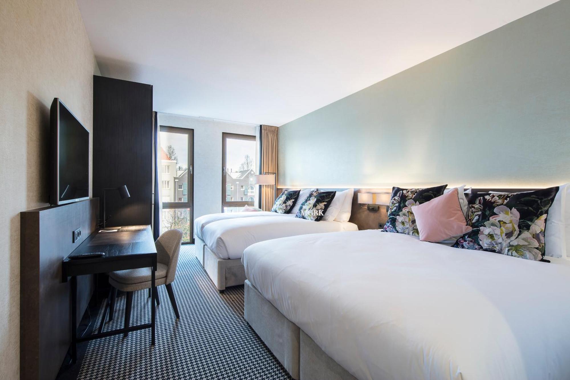 Family Four People Room with Canal view