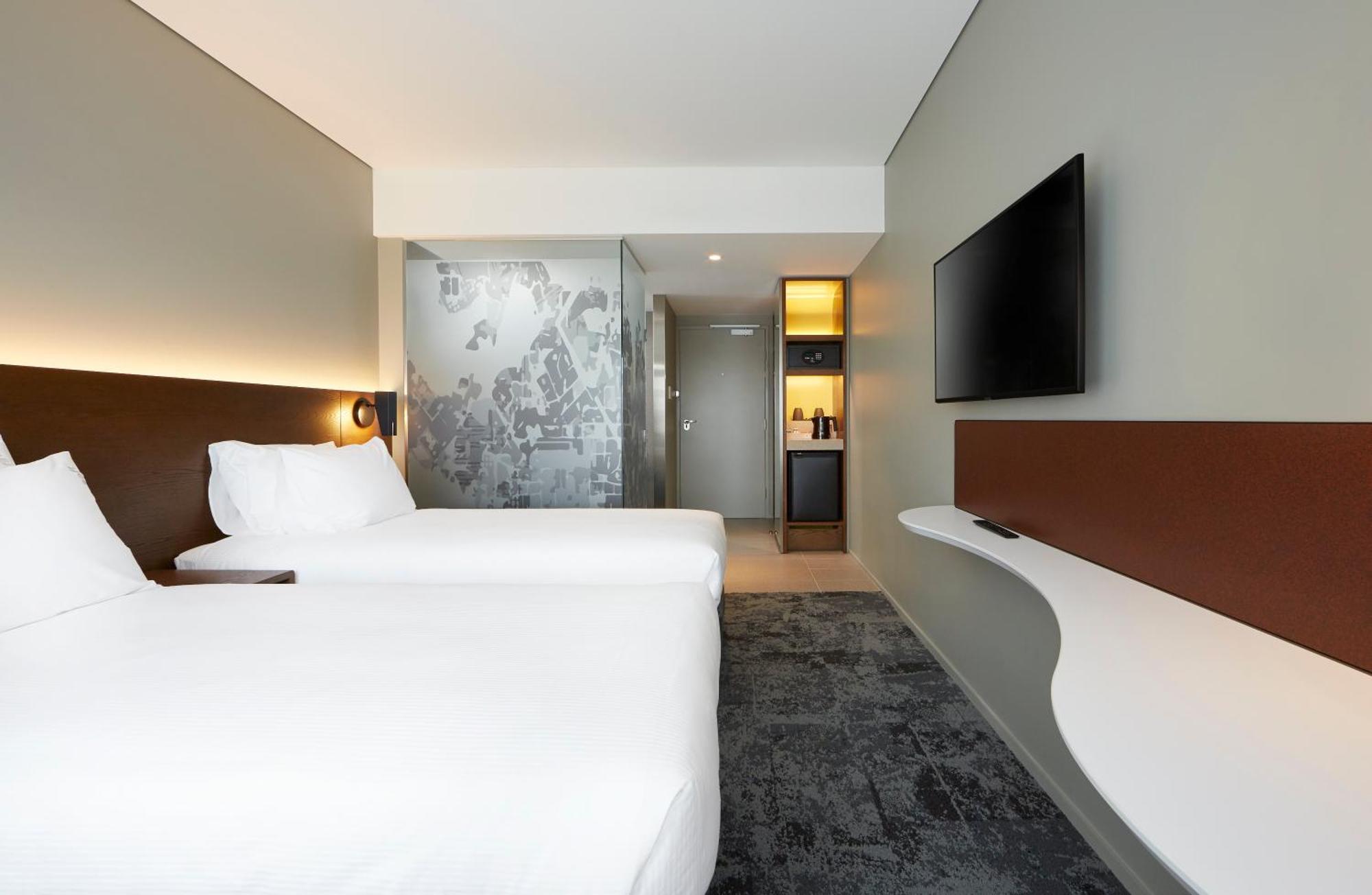 Standard Twin Room with Birdwood Park View - Free Breakfast