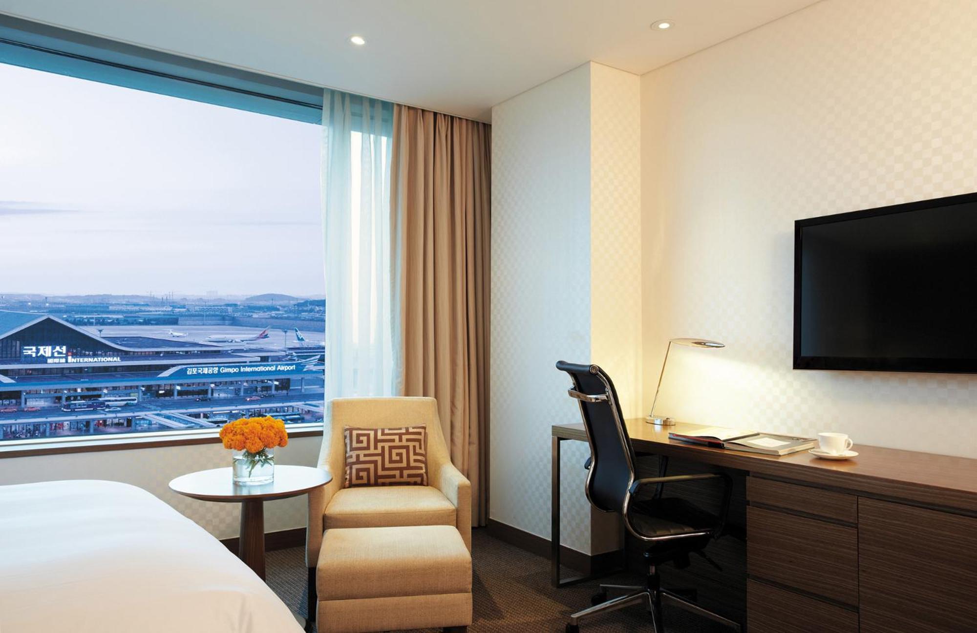 Deluxe Double Room with Airport View (High floor)