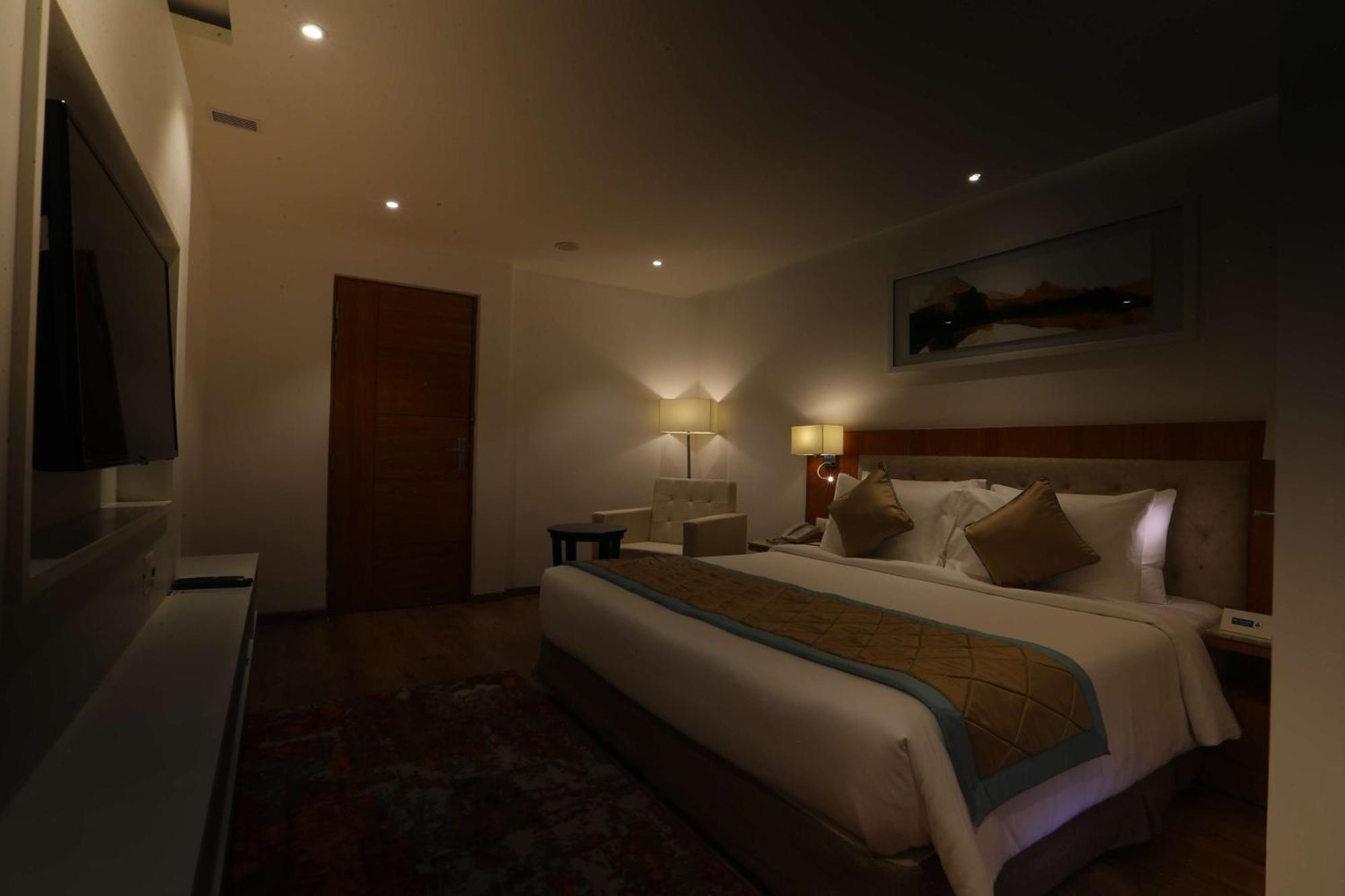 Deluxe King Room - Non-Smoking
