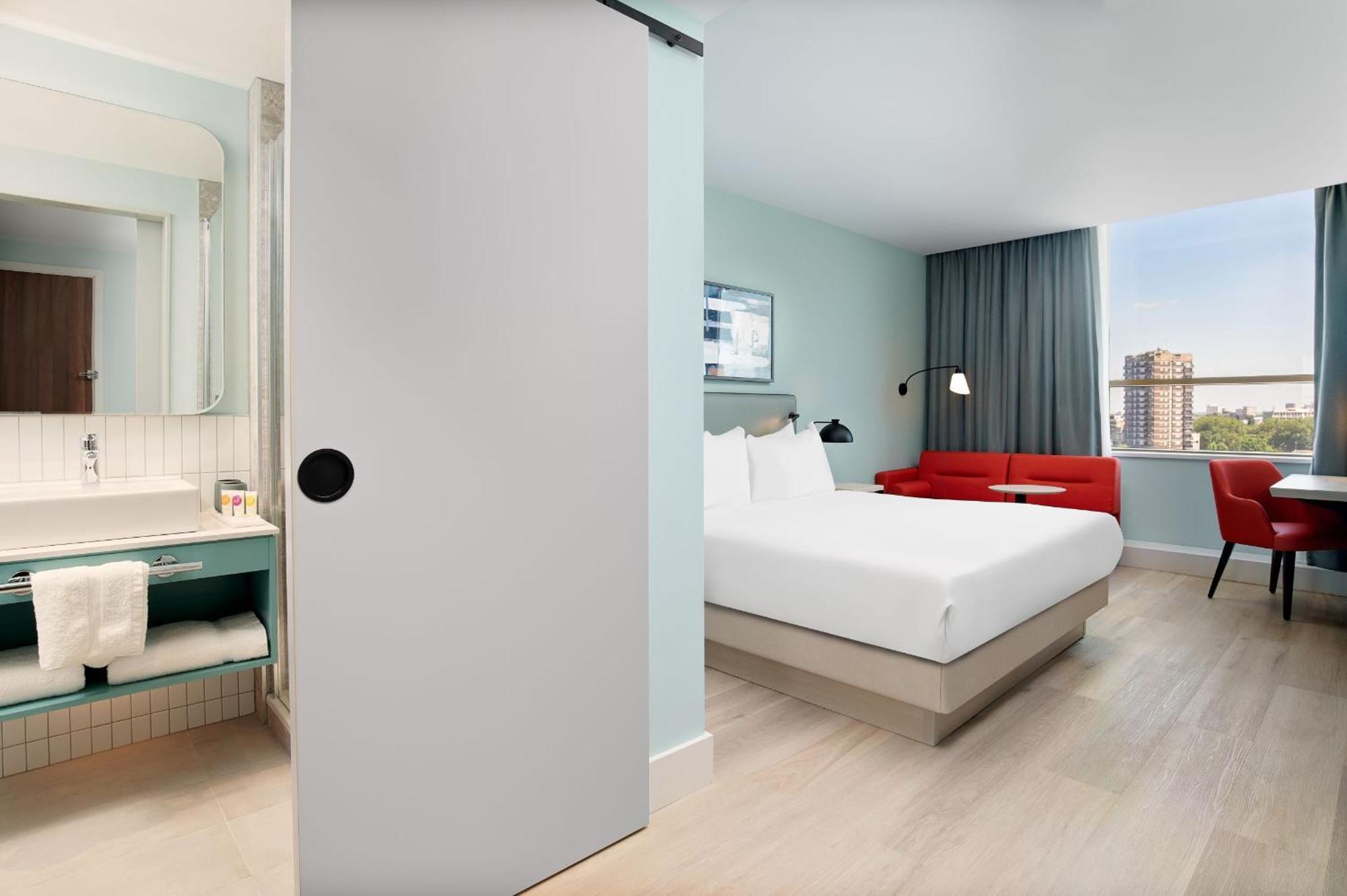 Deluxe King Room with City View