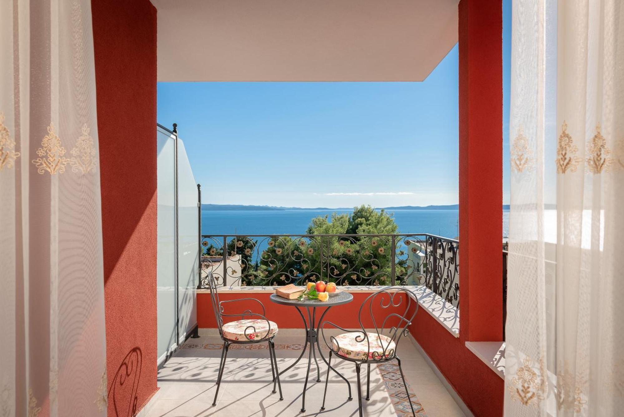 Deluxe Double Room with Balcony - Free Parking