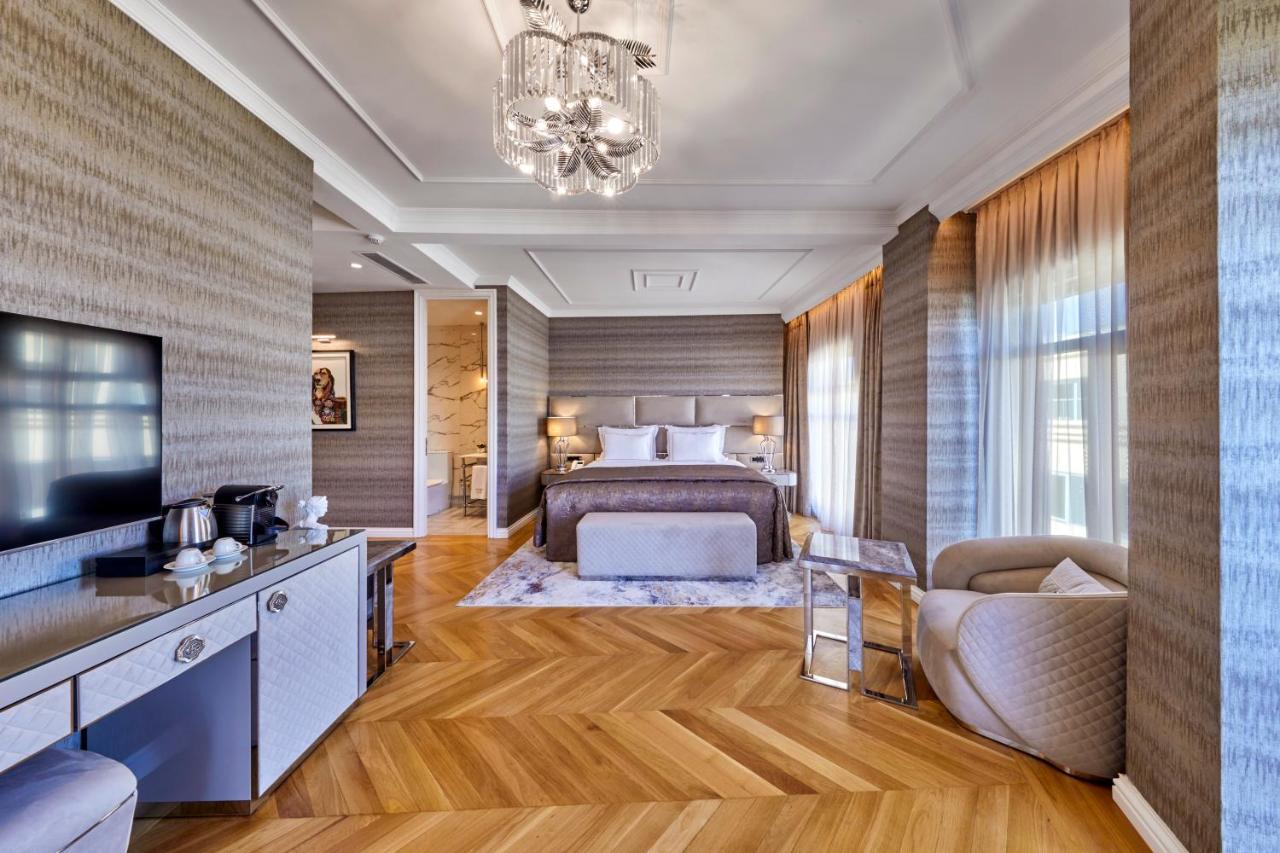 Corner Suite with Partially Sea View and Balcony