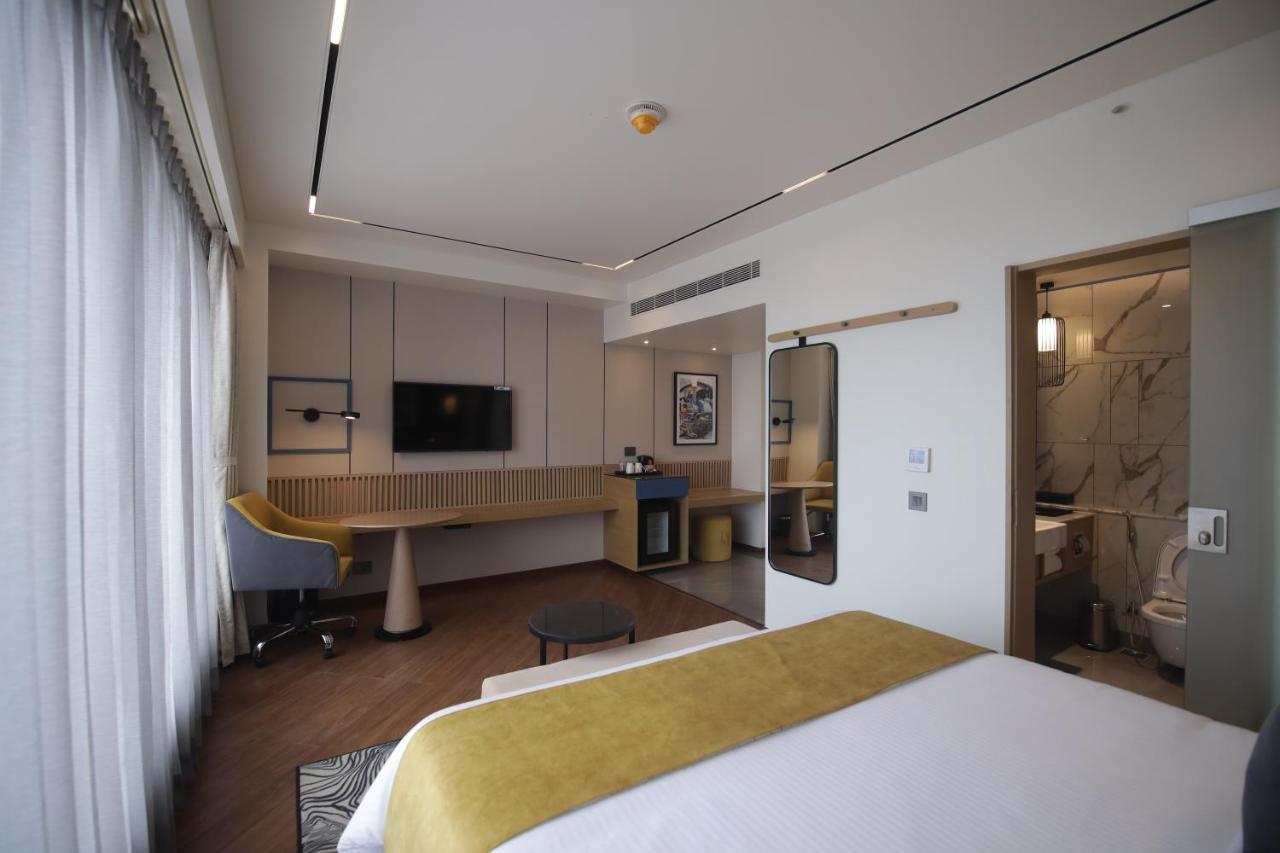 Premium King Room Non-Smoking,1394425619:JPEG