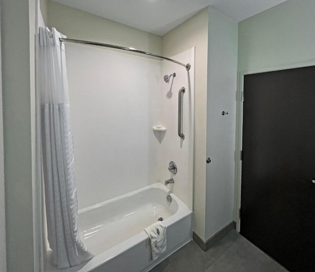Quadruple Room with Two Queen Beds and Tub - Disability Access/Non Smoking