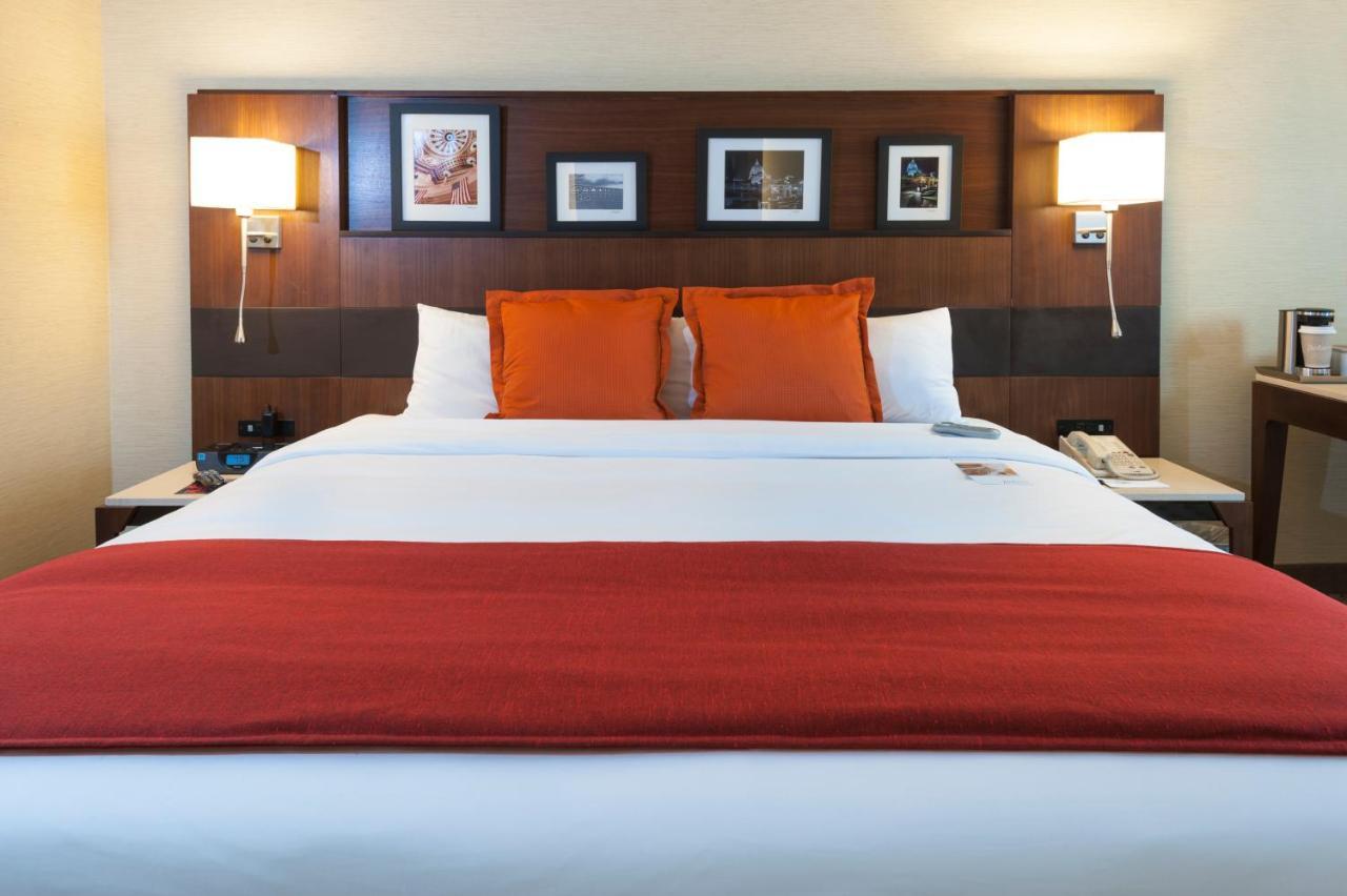 King Room with Roll-In Shower - Mobility Access/Non-Smoking