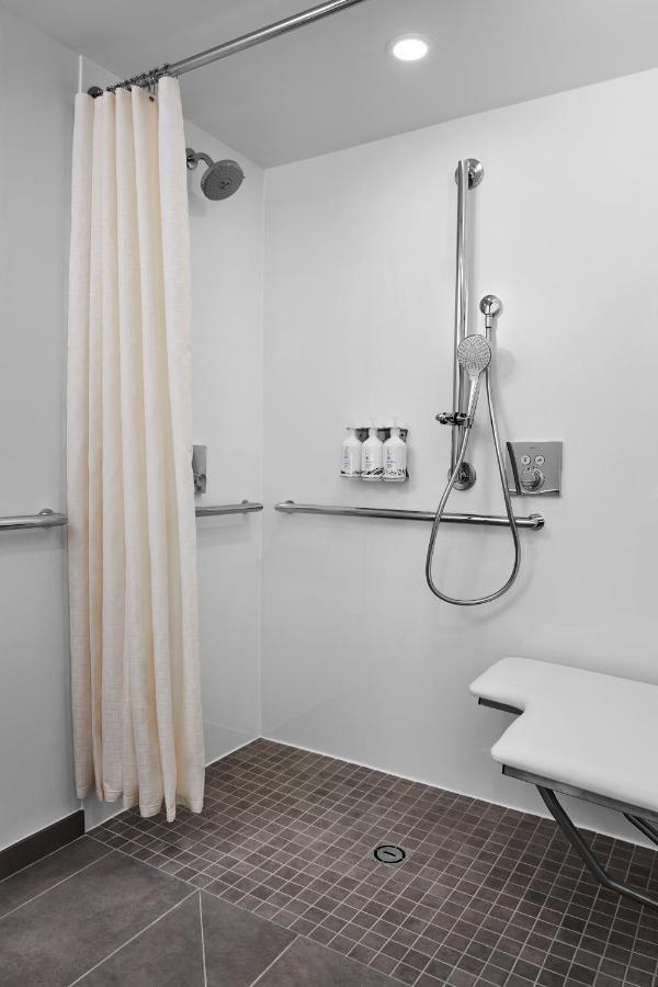 Premium Queen Room Accessible