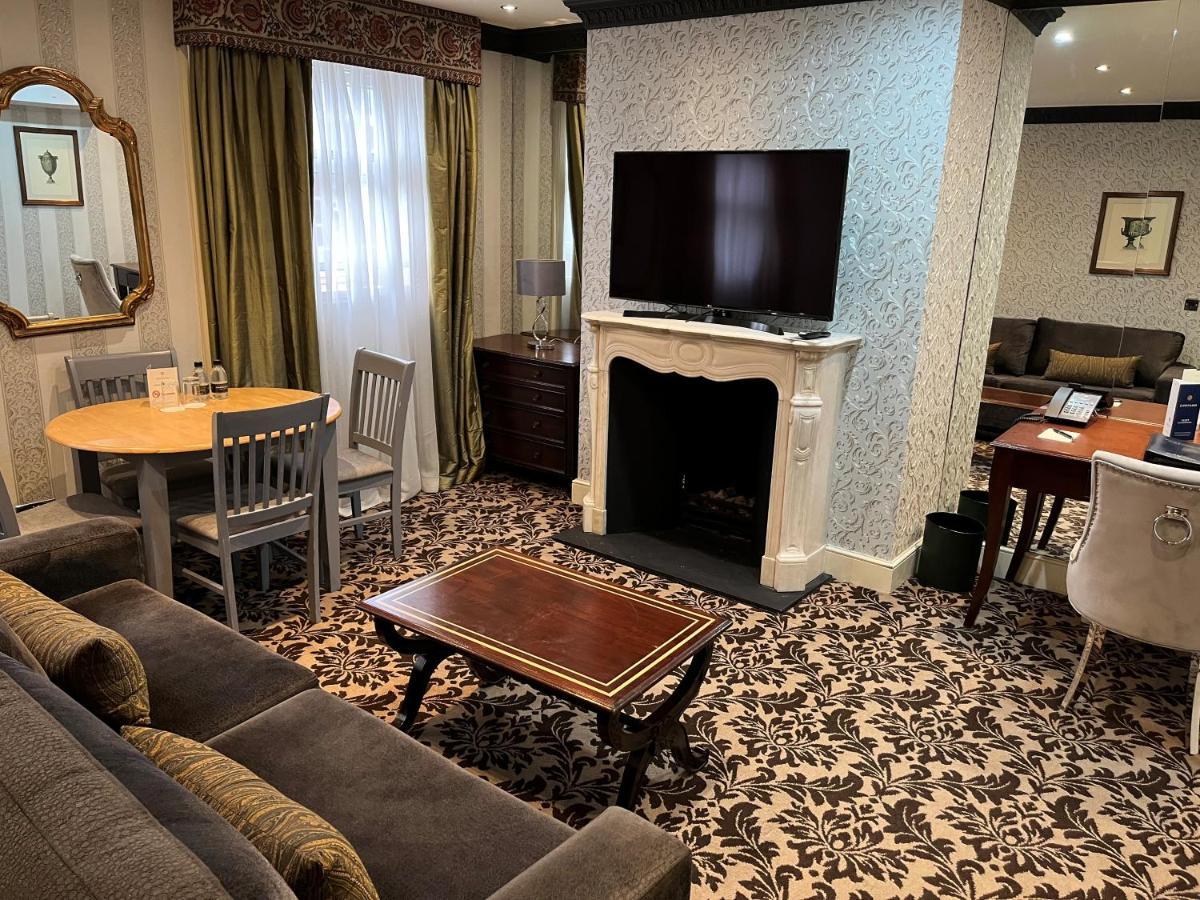 Deluxe One Bedroom Suite with Kitchenette