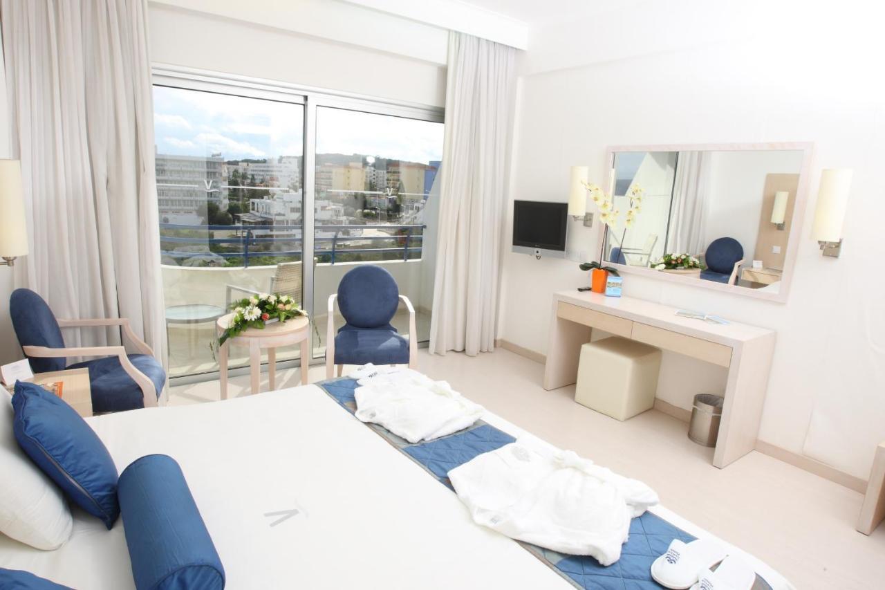 Double or Twin Room with Sea View