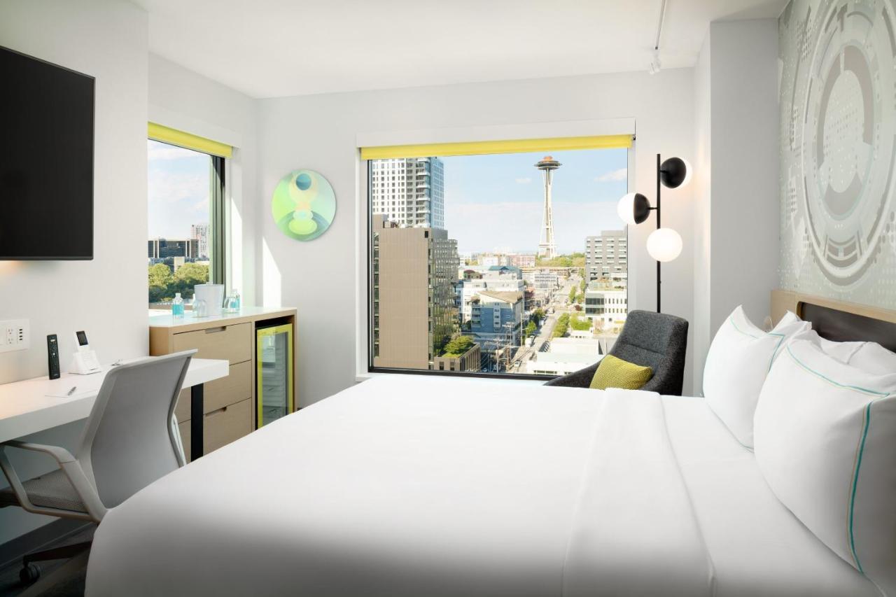Space Needle View, Corner with 1 King Bed
