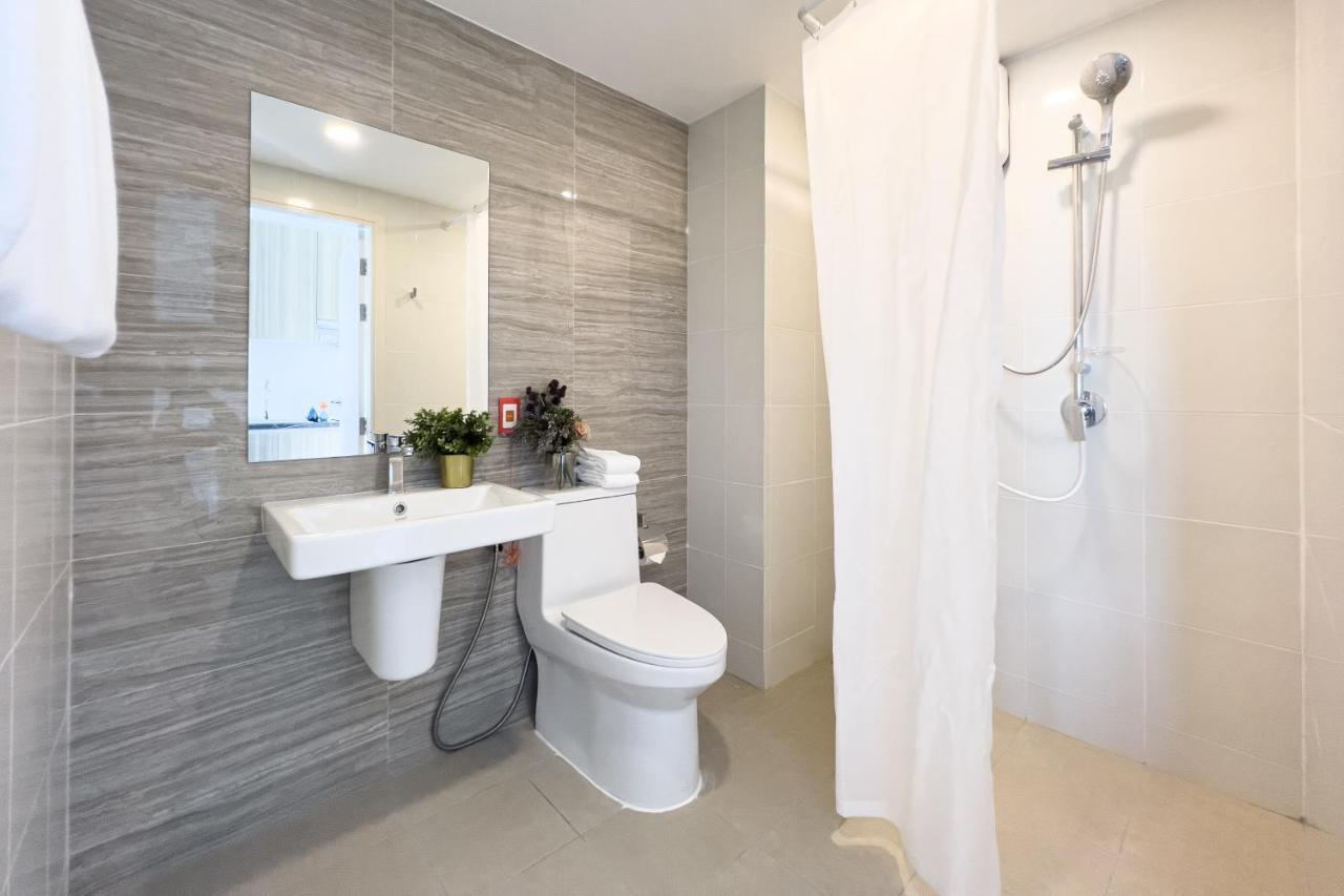King Room with Roll-In Shower - Disability Access