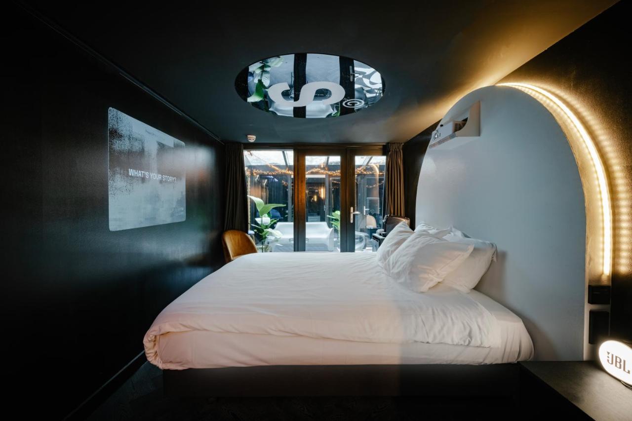 Double Room - "Le Noir" by SUPPER