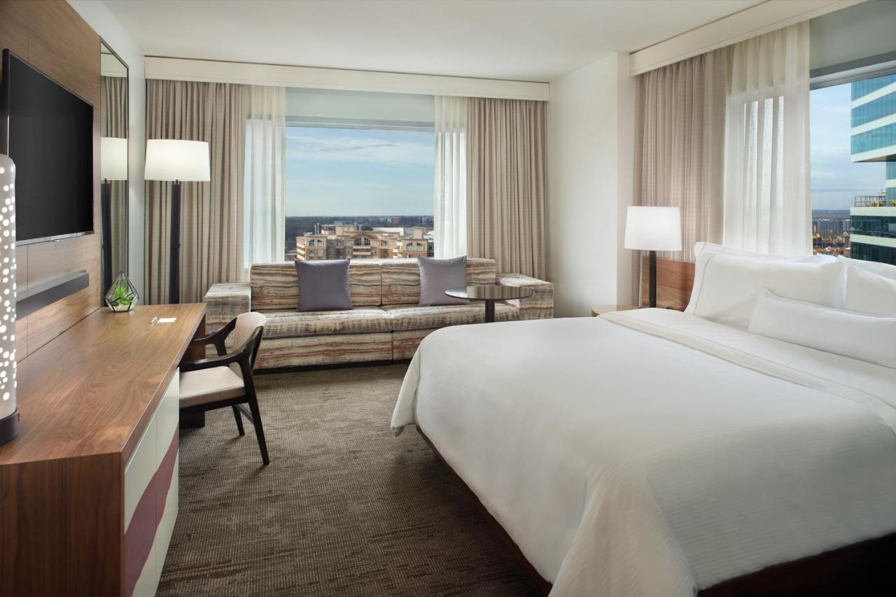 Larger Guest room, 1 King, City view, Corner room