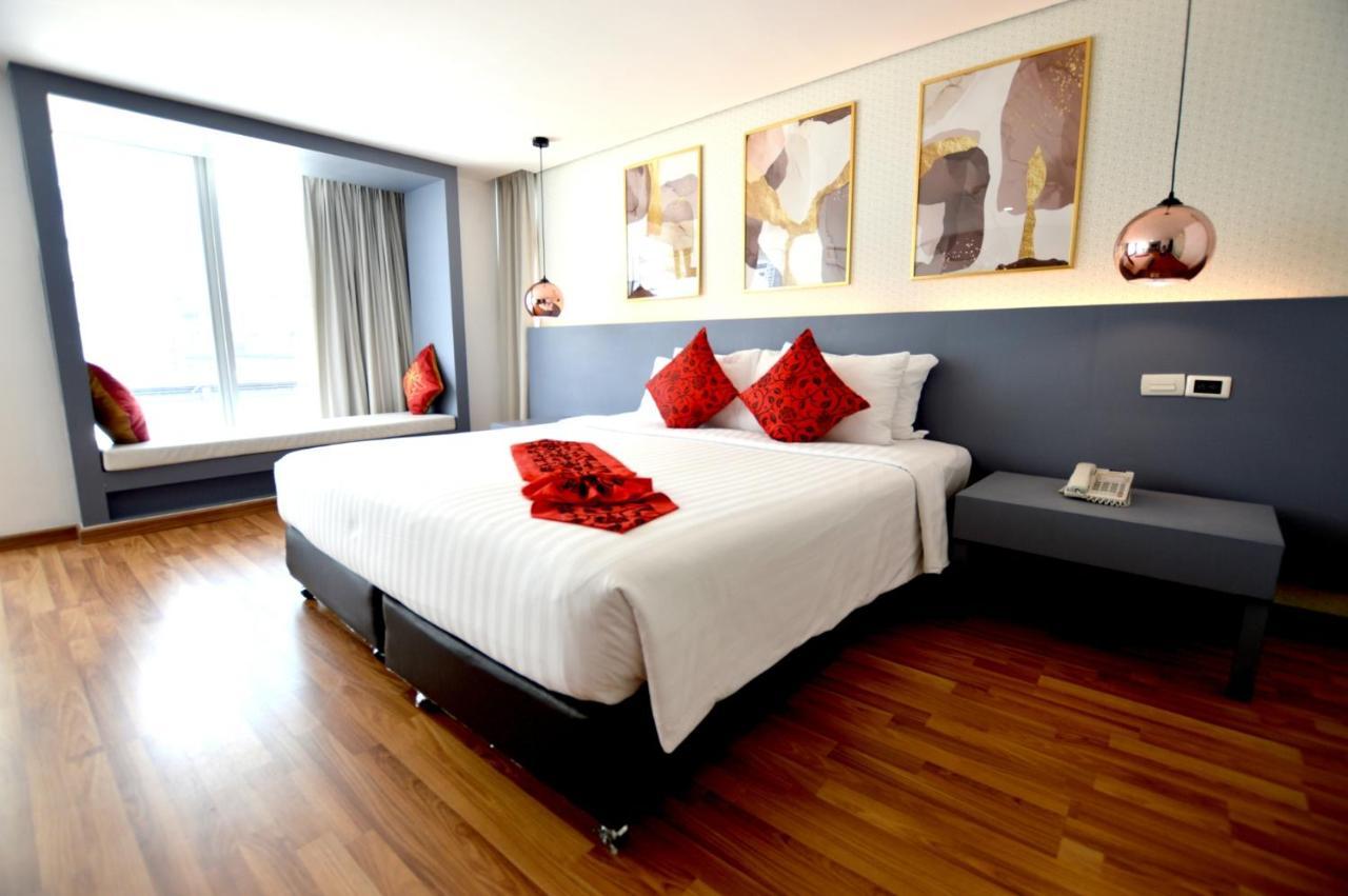 Premier Deluxe Double or Twin Room with Sky Train View