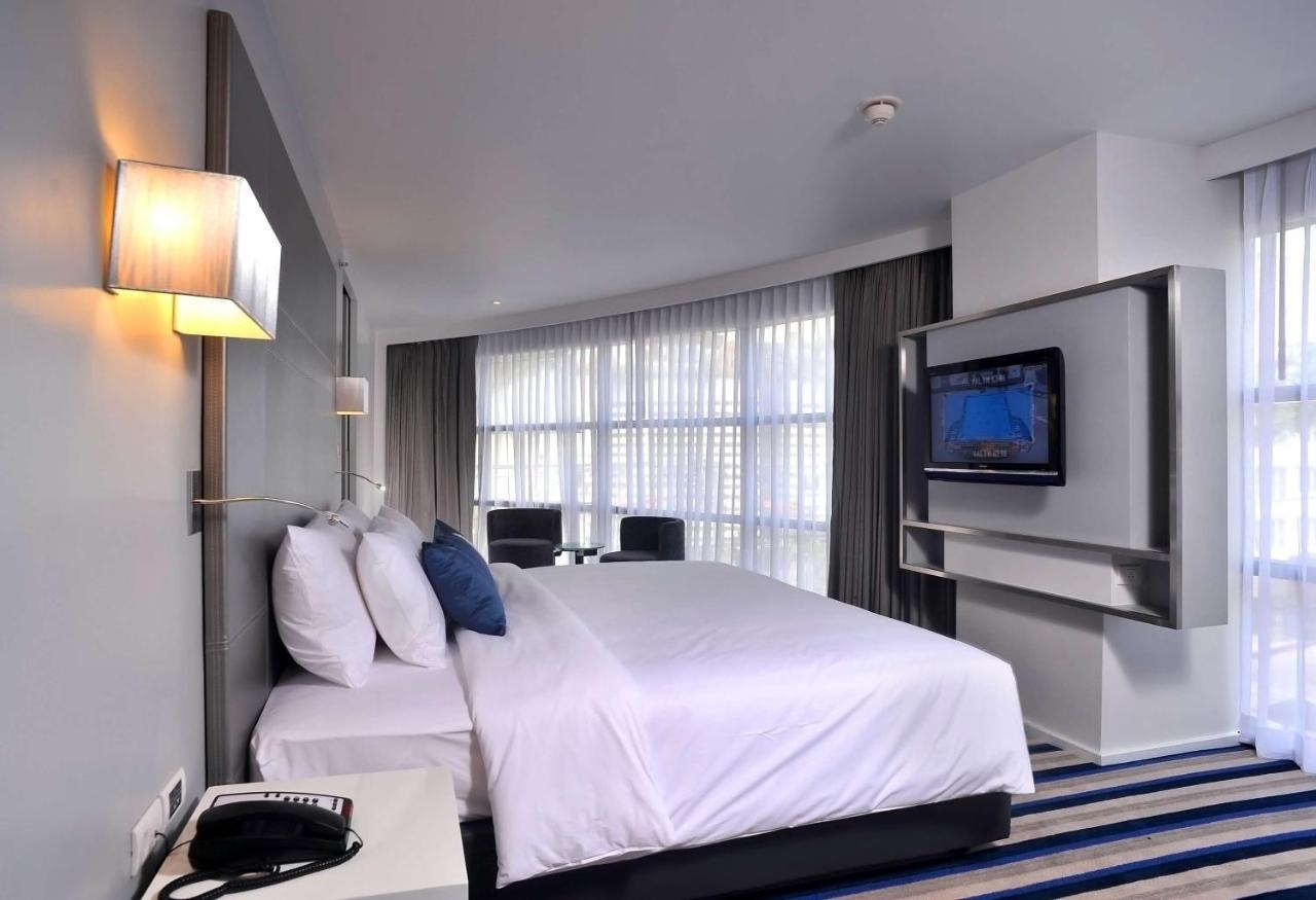 King Suite with Bath Tub - Non-Smoking