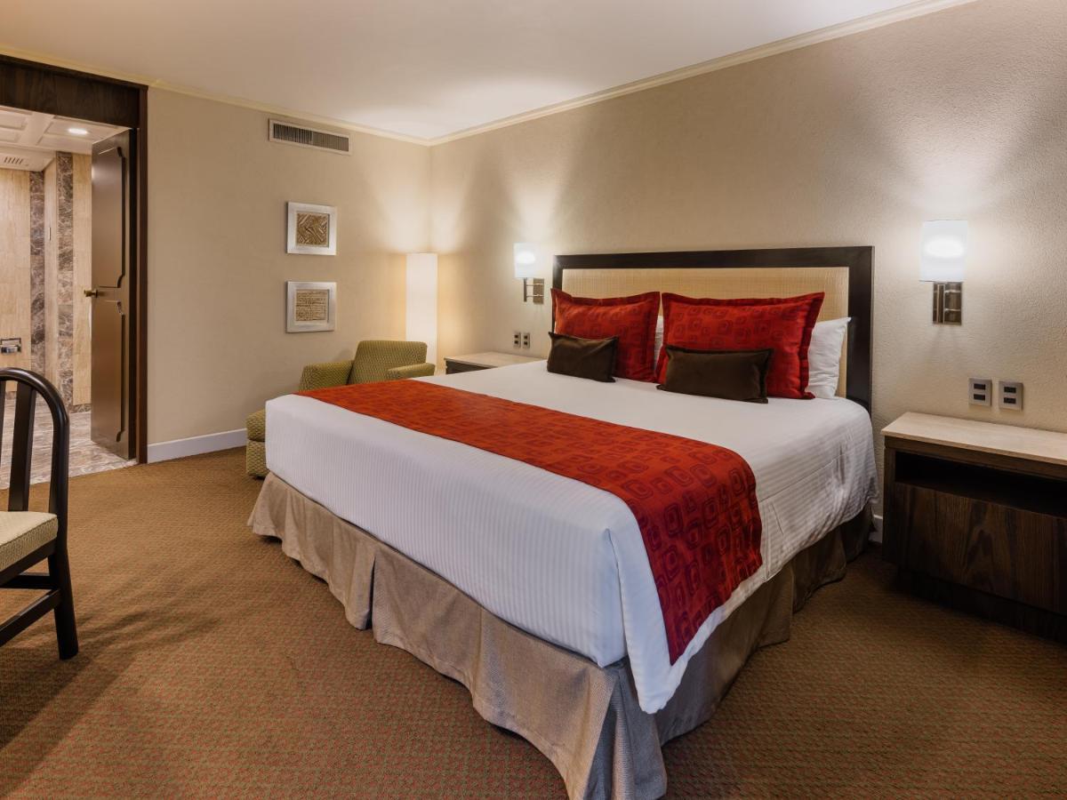 Deluxe King Suite - Non-Smoking