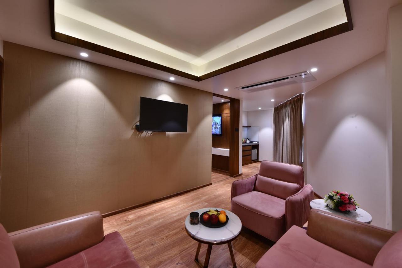 Royal Suite with Bathtub & Kitchenette