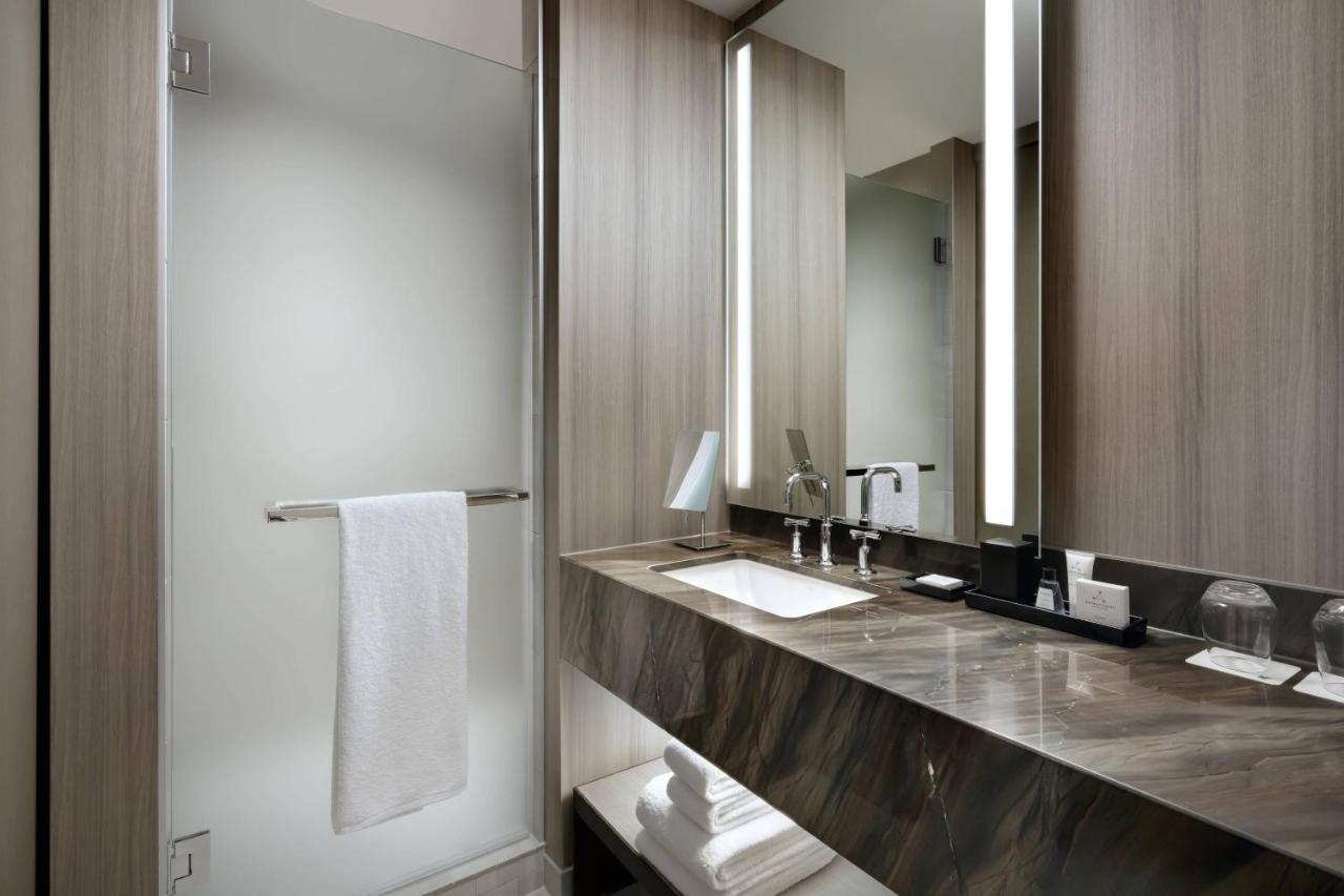 Executive level, Guest room, 1 King