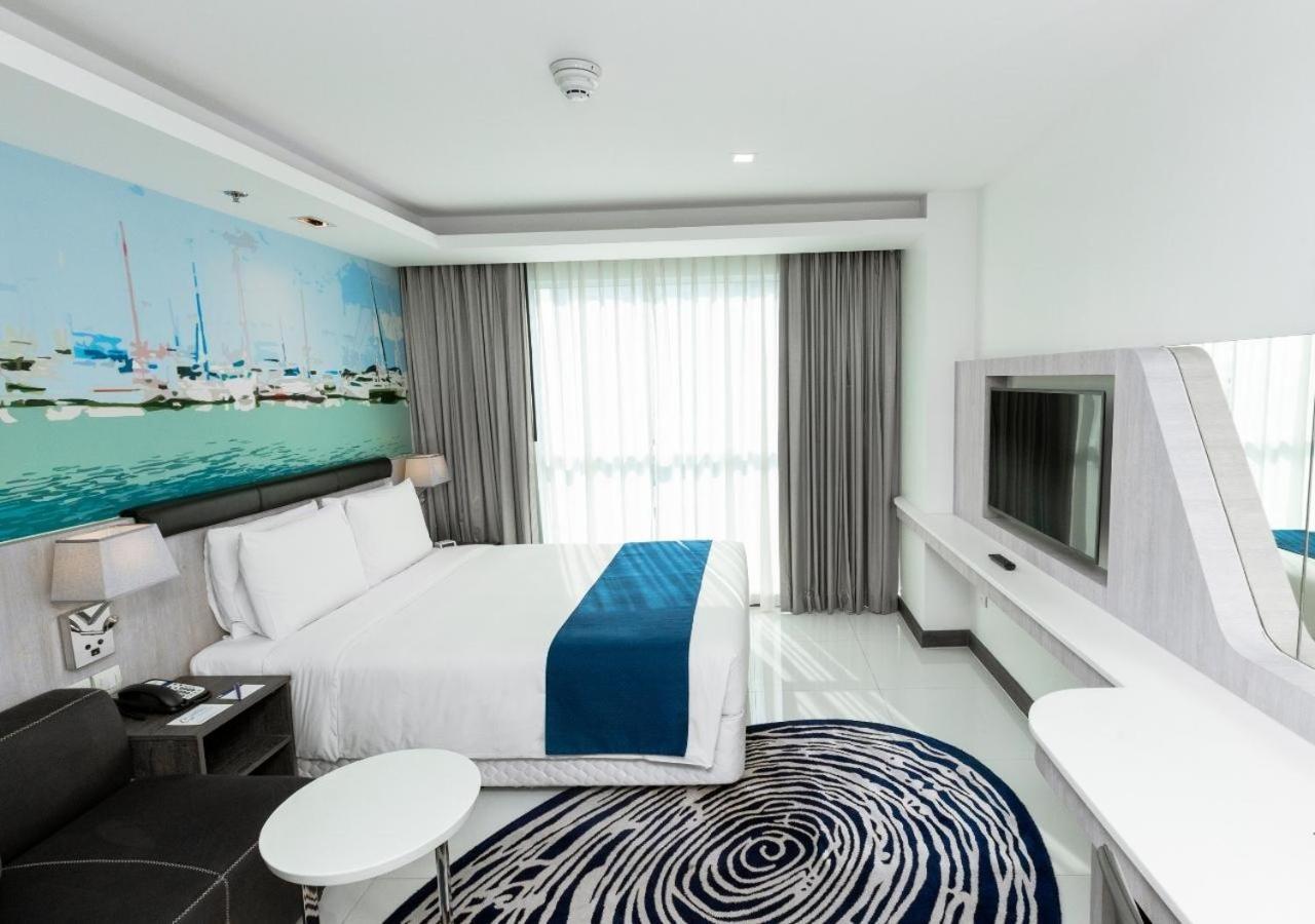 Queen Room - Accessible with Free Breakfast