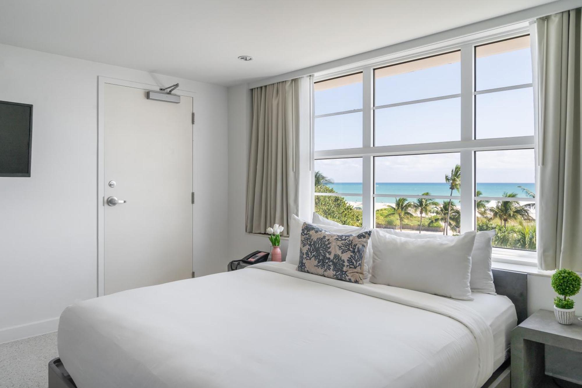 Oceanfront Balcony – 1 King Bed