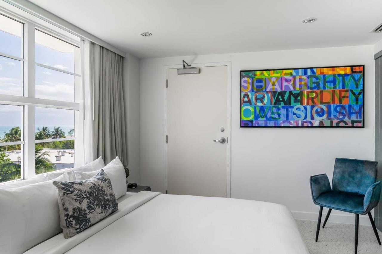 Oceanfront Balcony – 1 King Bed