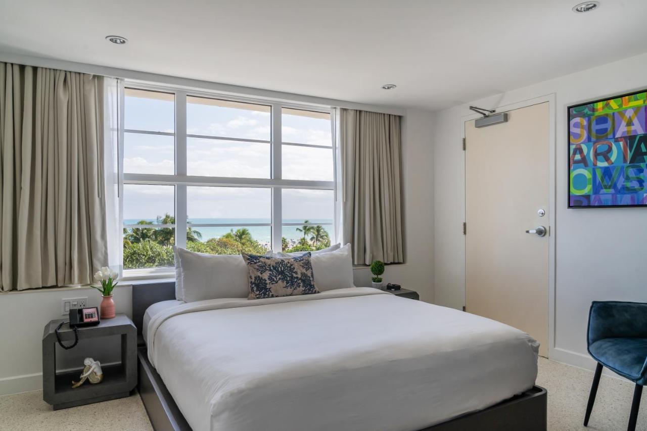 Oceanfront Balcony – 1 King Bed