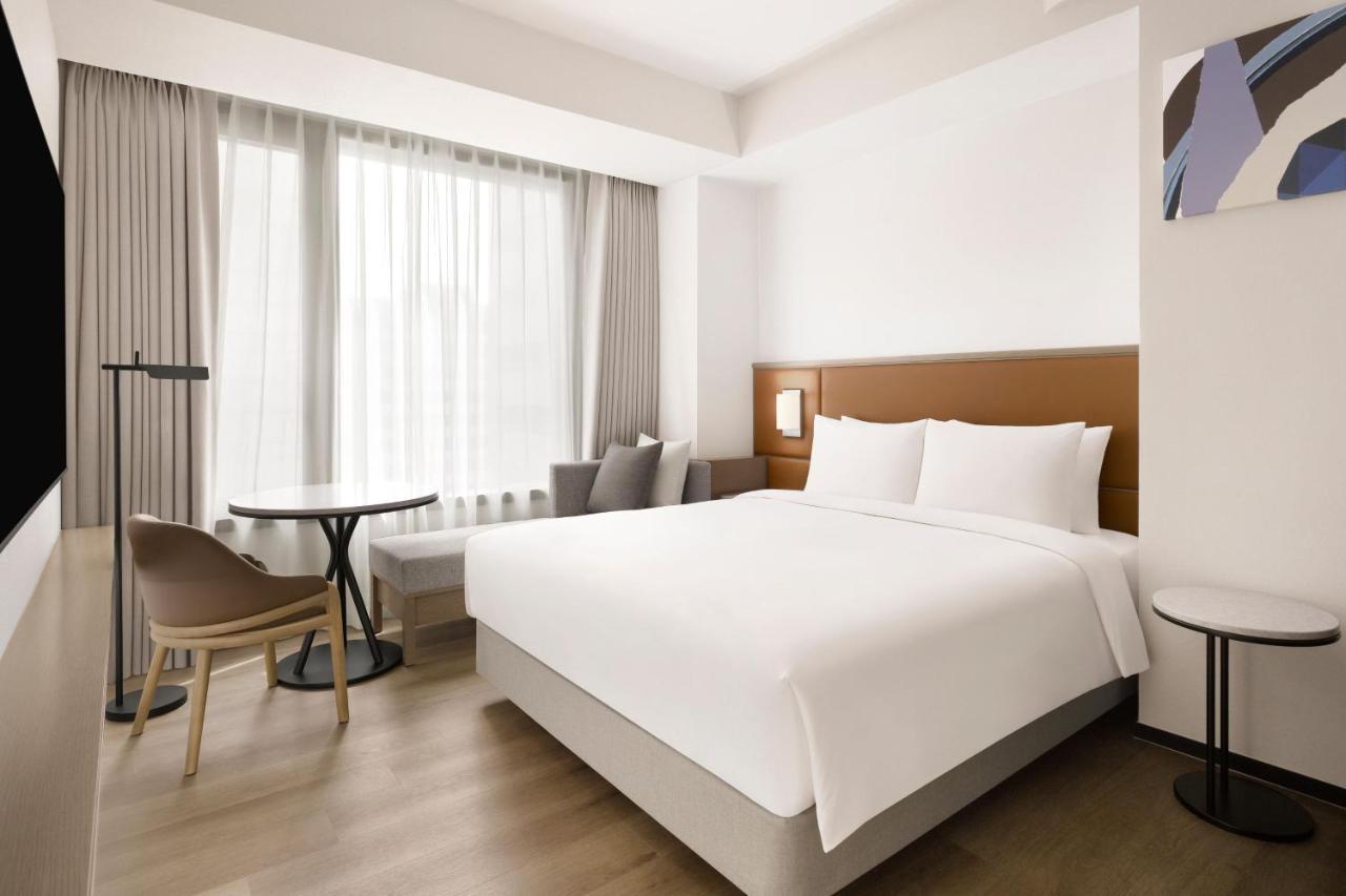 Queen Bed Room