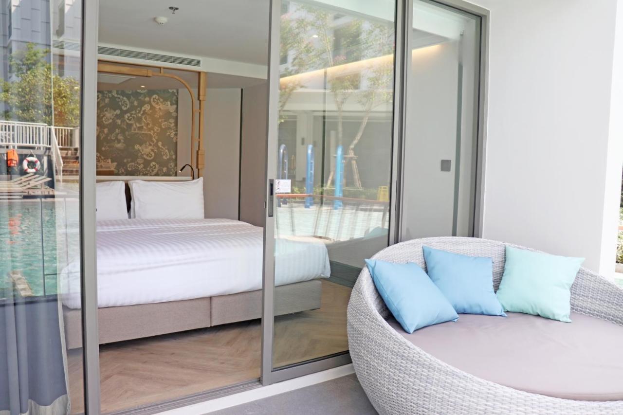 Quarter Pool Access Junior Suite, King Bed