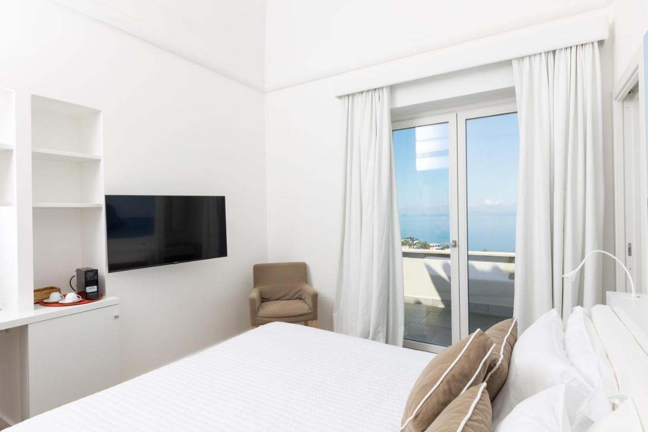 Deluxe Double Room with Balcony and Sea View