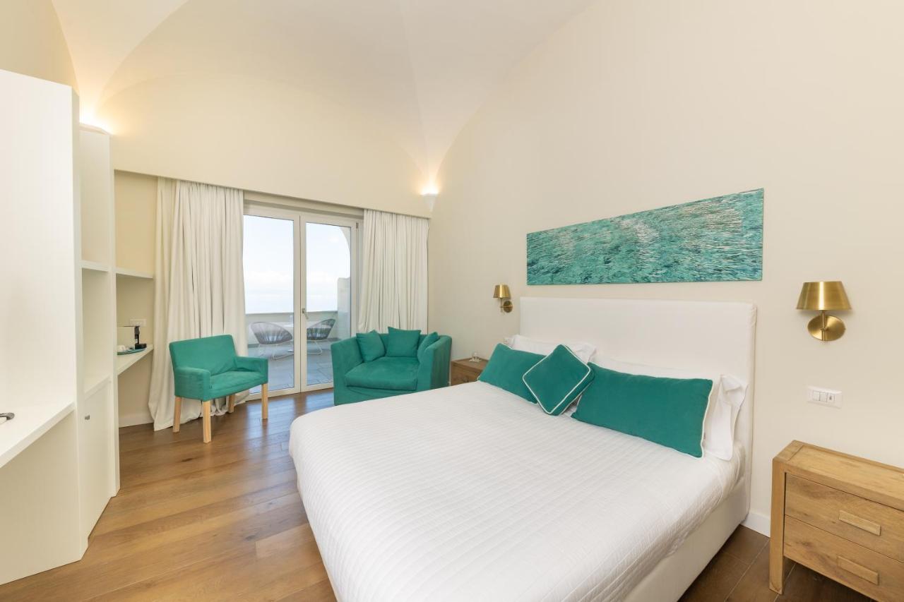 Deluxe Double Room with Balcony and Sea View