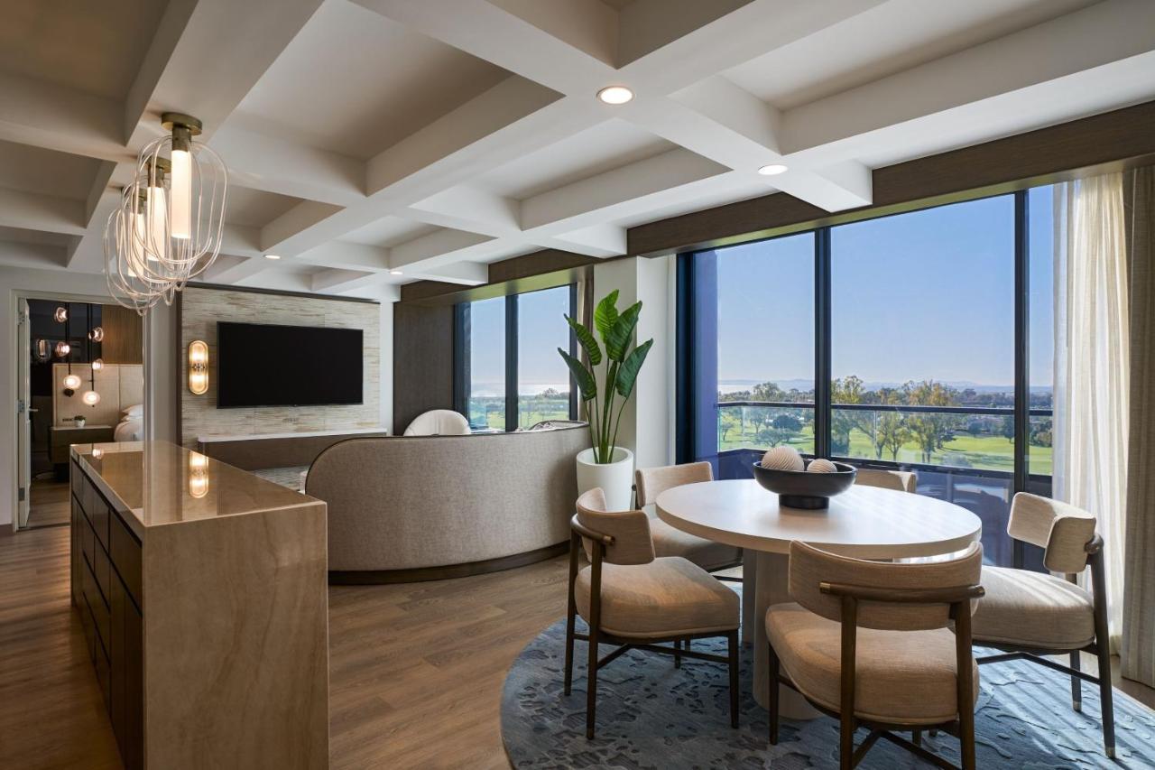 Cosmopolitan Retreat, 3 Bedroom Suite, Ocean View, Fairway