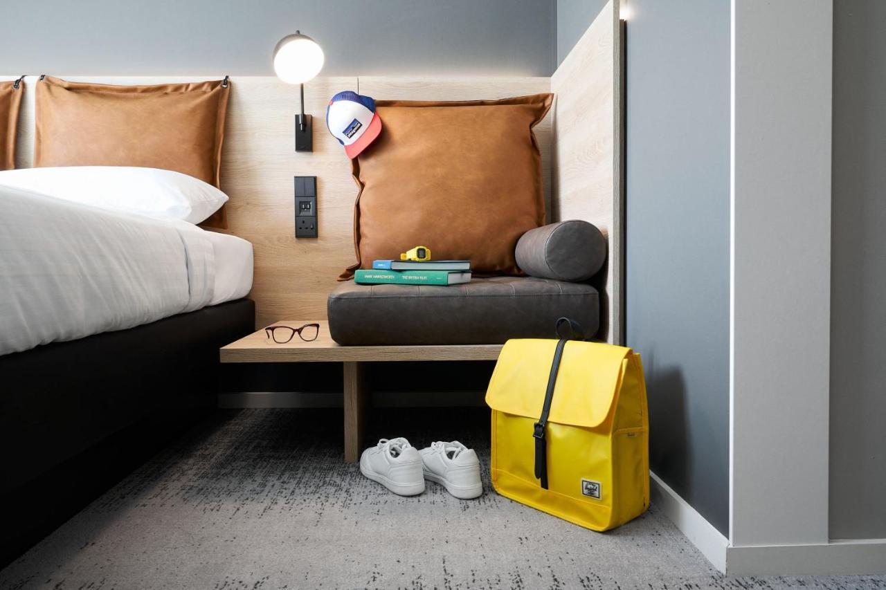 Moxy Queen Room