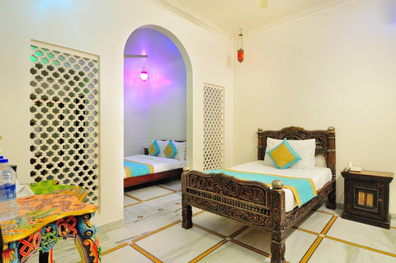 Royal Heritage Family Room
