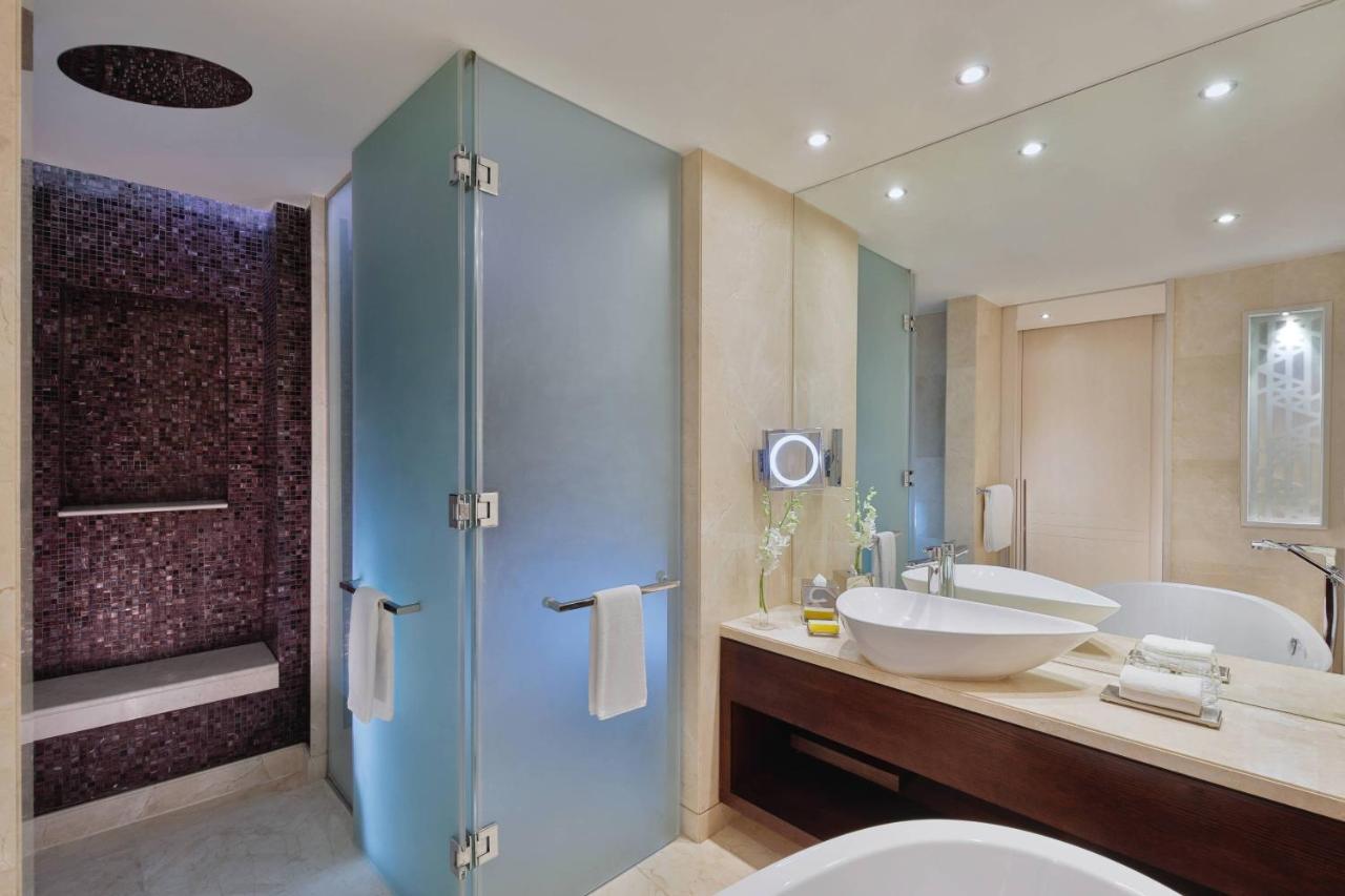 Executive, Club lounge access, Guest room, 1 King, City view