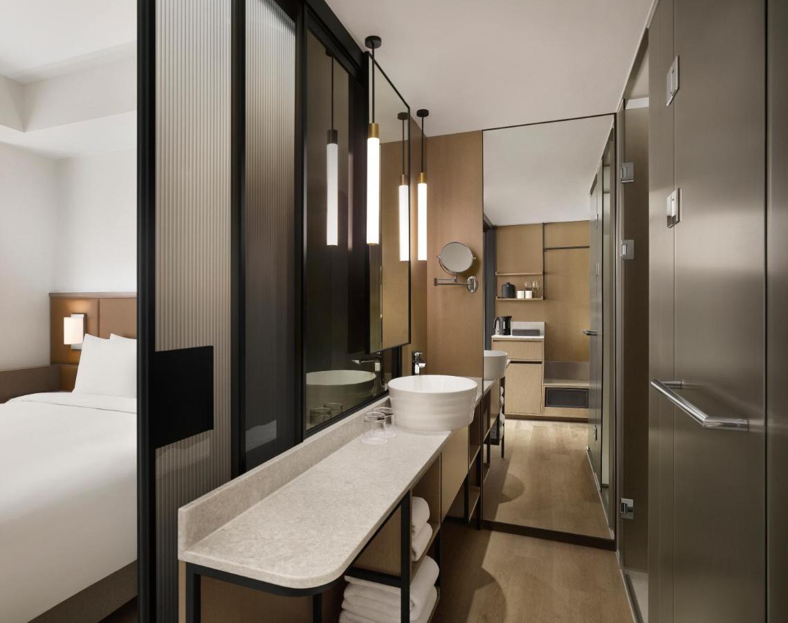 Queen Bed Room Skyline View with Massage Chair