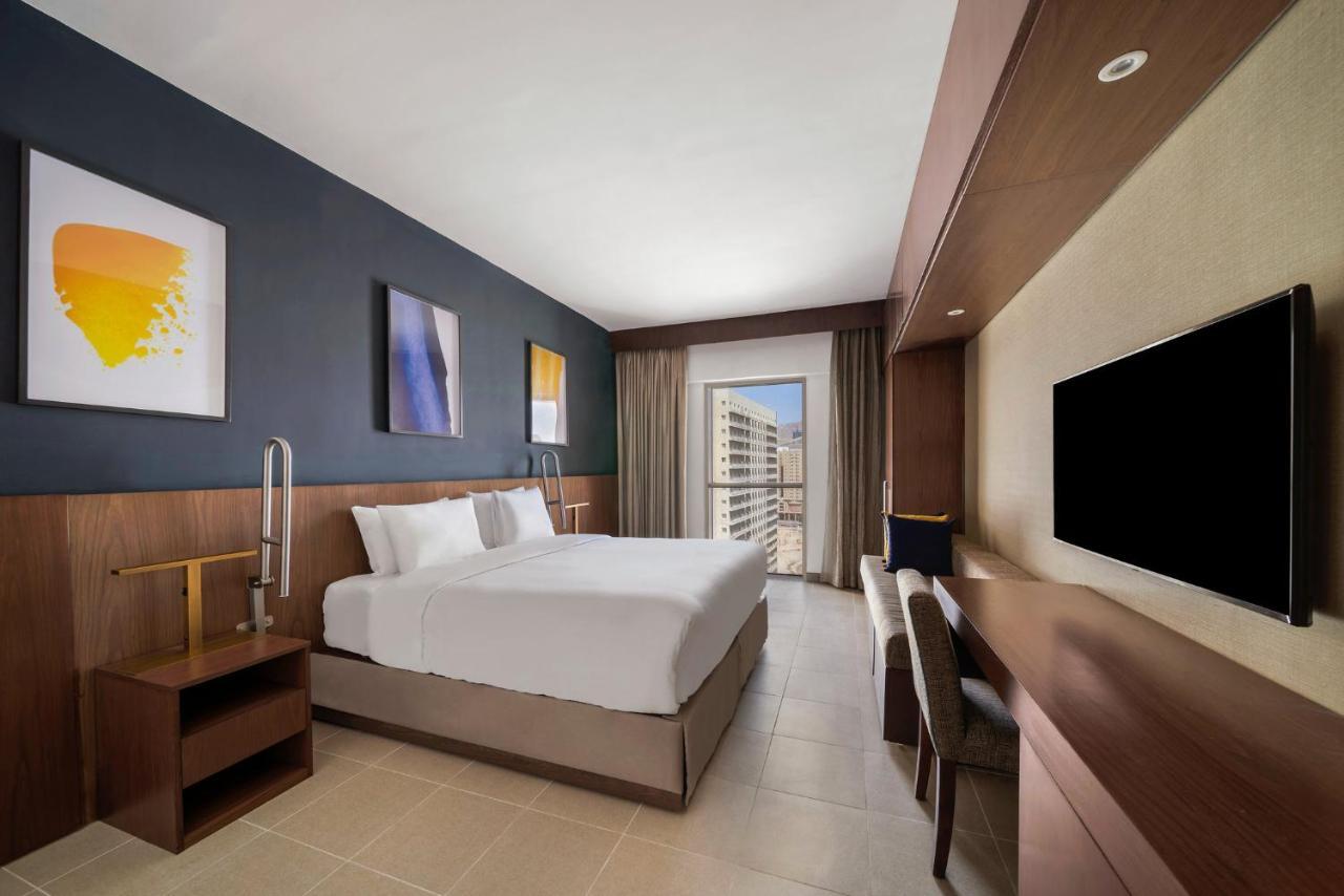 Deluxe King Room Accessible