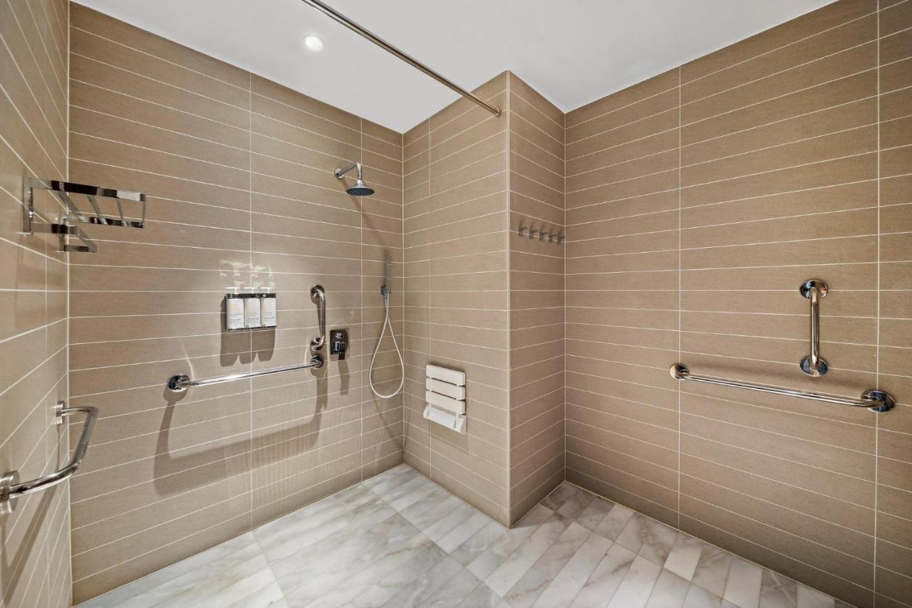Deluxe King Room Accessible
