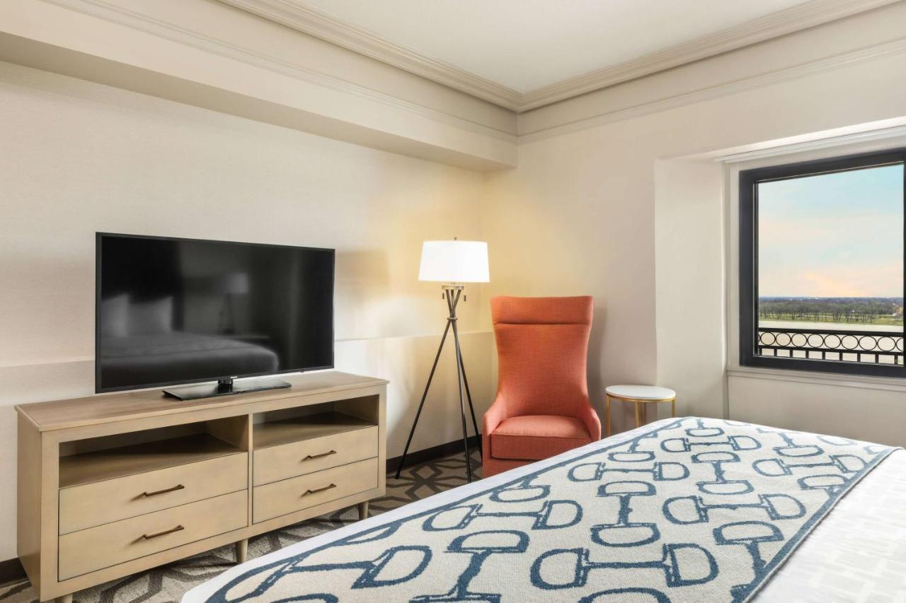 Executive One-Bedroom King Suite - Non-Smoking/East Tower