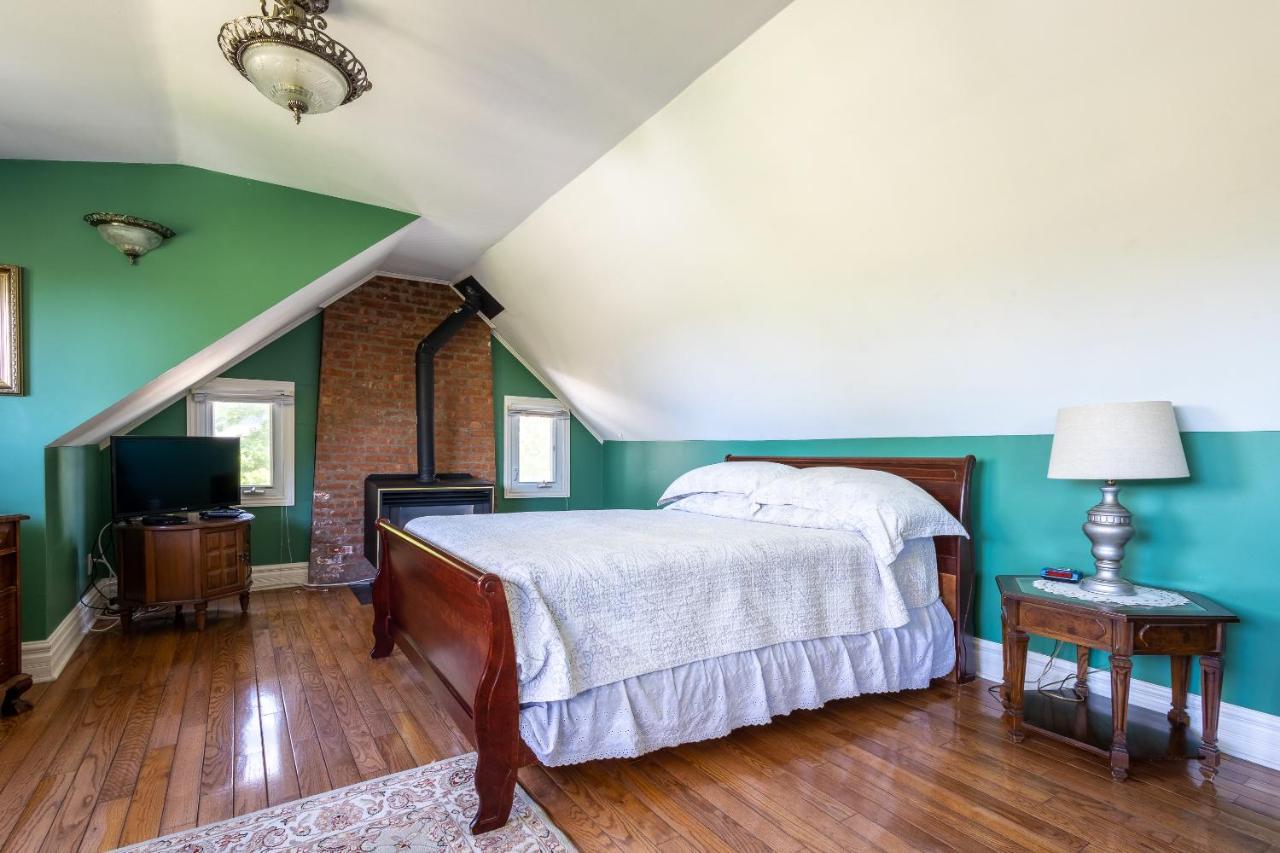 Deluxe Double Room (2 Adults + 1 Child)