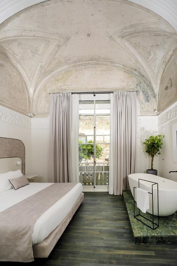 Queen Suite with Spa Bath